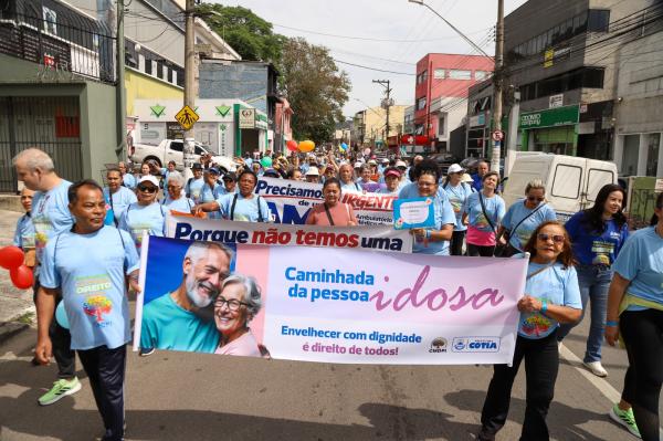 Quase 500 pessoas participam da Caminhada da Pessoa Idosa