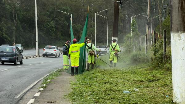 Prefeitura de Cotia mantém frentes de manutenção e zeladoria em diferentes pontos da cidade