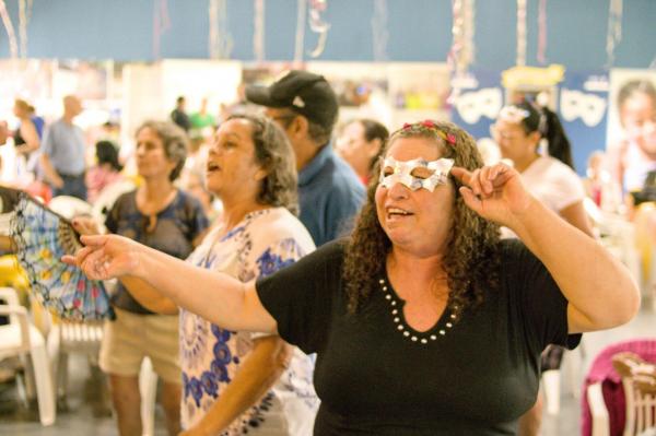 Baile 60+ terá música, dança e máscaras nesta sexta-feira (23) em Cotia
