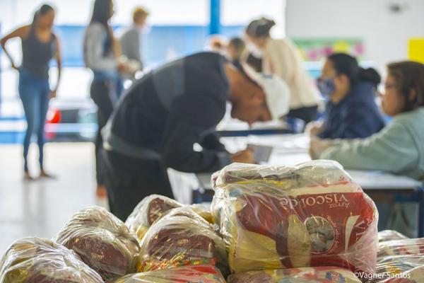 Quinta-feira (14/05), escolas municipais de Cotia fazem a entrega do kit merenda do mês de maio