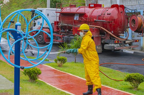 Cotia amplia Operação Desinfecção com oito caminhões pipa carregados de produto saneante
