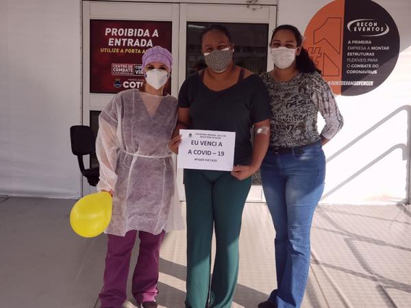 Depois de 13 dias internada, Ana Cristina vence a Covid-19 e recebe alta do hospital de campanha