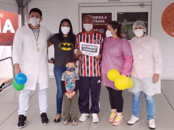Emoção marca a saída de pacientes que venceram a Covid-19 no hospital de campanha