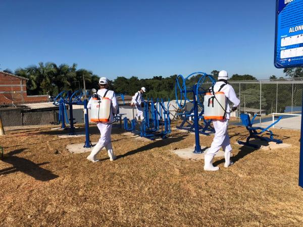 Equipes da Operação Desinfecção passam pelos bairros de Cotia