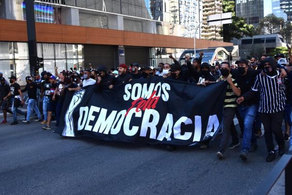 Protesto pró-democracia organizado por torcidas de futebol de SP termina em confronto com PM