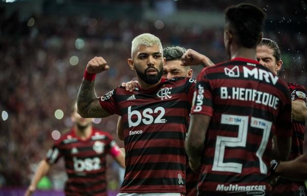 Flamengo faz jogo histórico, goleia Grêmio e está na final