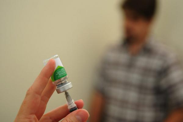 Vacina contra a Covid-19 começa a ser testada em voluntários de cinco estados e do DF