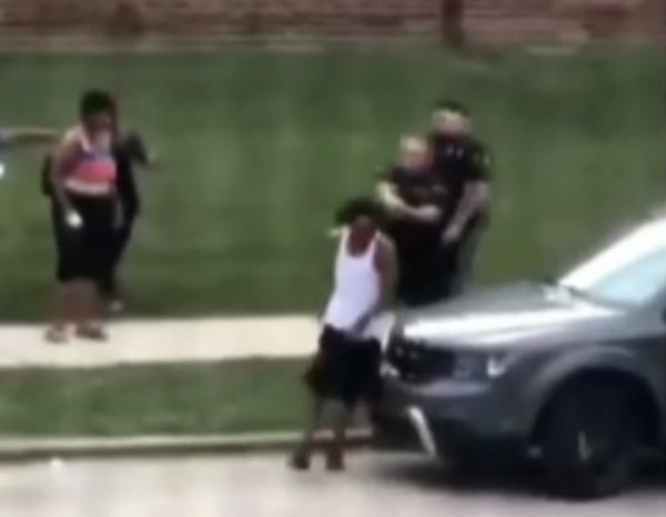 Polícia dos EUA atira em homem negro na frente dos filhos e gera nova onda de protestos