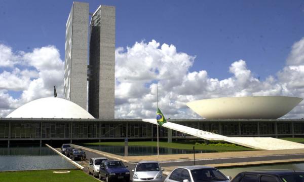 Redução de auxílio emergencial para R$ 300 divide Congresso