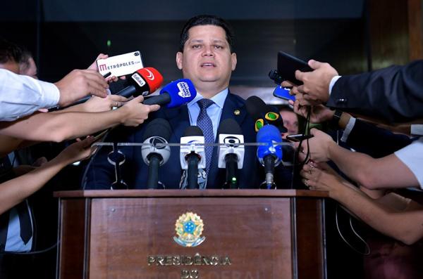 Davi Alcolumbre repudia fala de Eduardo Bolsonaro sobre AI-5; senadores pedem punição