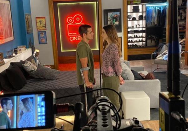 Placa de acrílico separa atores para gravar novela da Globo