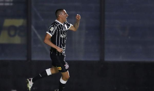 Corinthians vence Vasco e mantém invencibilidade de 10 anos