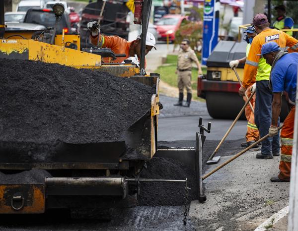 Revitalização da Rua José Félix de Oliveira, na Granja Viana, chega à fase final