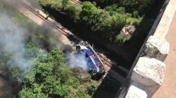 PRF confirma 10 mortes em acidente com ônibus em Minas Gerais
