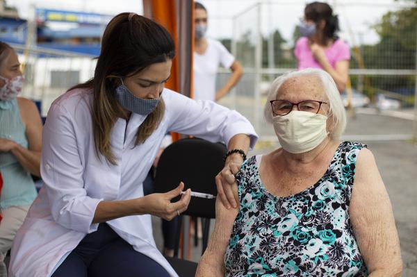 Sexta-feira (12/02), Cotia vacina idosos com idade a partir de 85 anos