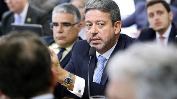 Parlamentares tentam barrar plano armamentista de Bolsonaro