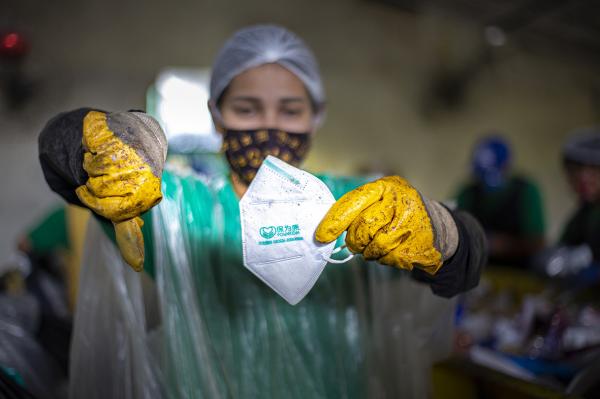 Cooperativa registra aumento de máscaras e luvas no material reciclável